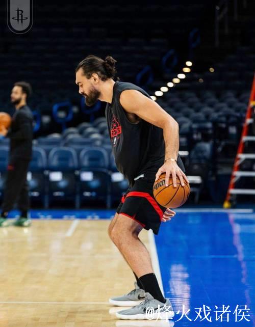 全神贯注！火箭官媒晒众球员赛前训练照：是时候动真格了